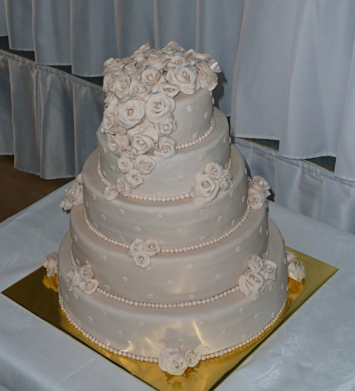 Troj a viac poschodové » Torta Svadobná päť 5 poschodová béžová torta, béžové ruže