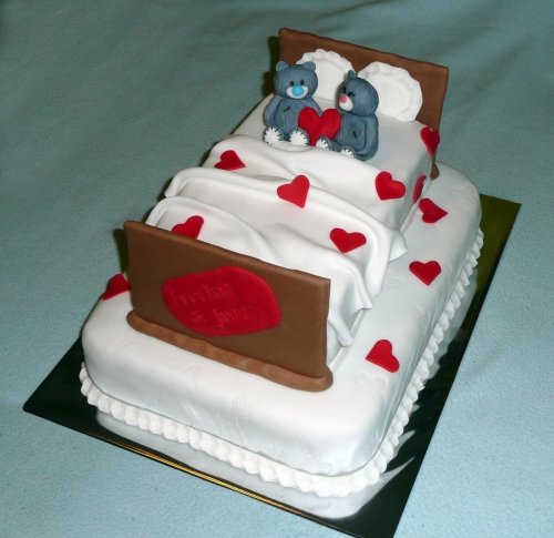 Torty » Torta Svadobná jedno poschodová torta, posteľ a mackovia