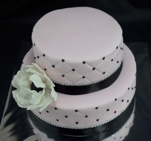 Kvietkované torty » Torta Čiernobiela s kvetmi